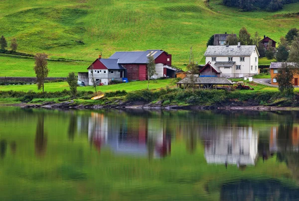 Budynki na brzeg fiordu — Zdjęcie stockowe