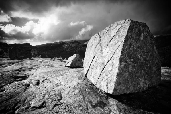 Grande pietra sulla cima della montagna — Foto Stock