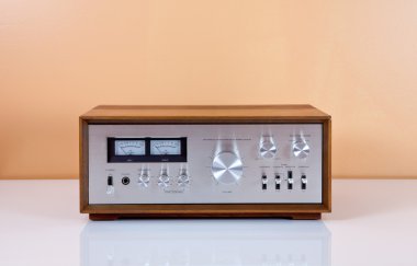 Vintage stereo amplifikatör ahşap dolap