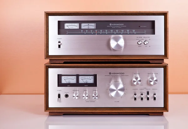 Vintage stereo zesilovač a tuner v dřevěných skříňkách — Stock fotografie