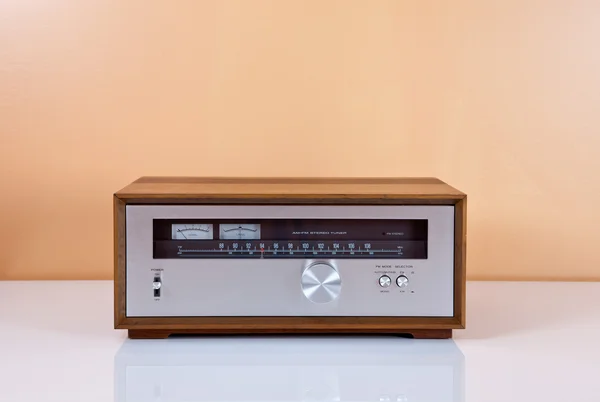 Sintonizador estéreo vintage no armário de madeira — Fotografia de Stock