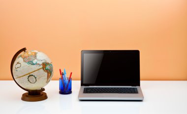 Küre, kalem, laptop ile öğrenci Danışma