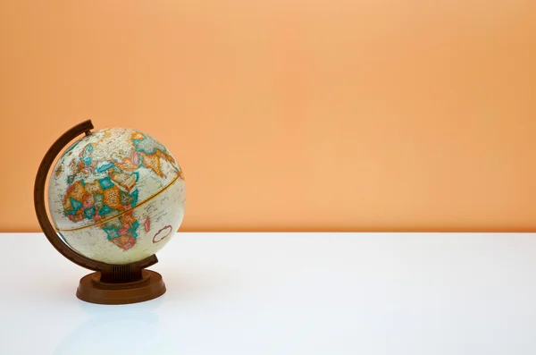 The globe on the students desk — Stock Photo, Image