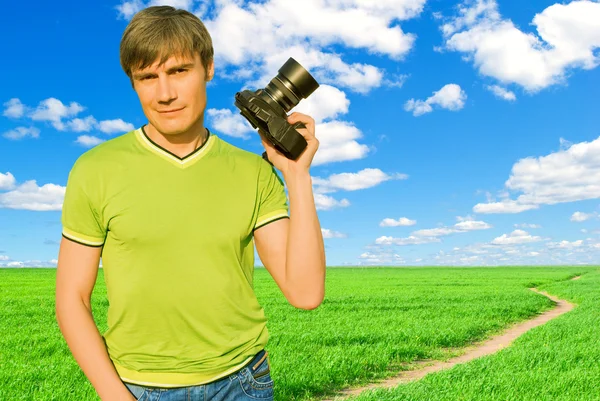 A man with a camera in nature. — Stock Photo, Image