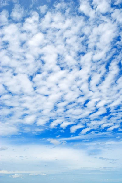 푸른 하늘에 떠 있는 회오리 구름. — 스톡 사진