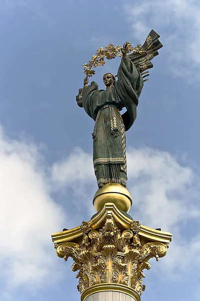 Ucrania estatua símbolo nacional en la Plaza de la Independencia —  Fotos de Stock