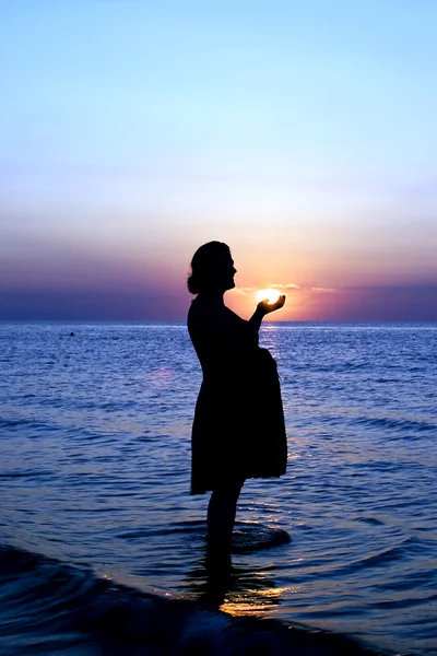 Těhotná žena na sunset — Stock fotografie