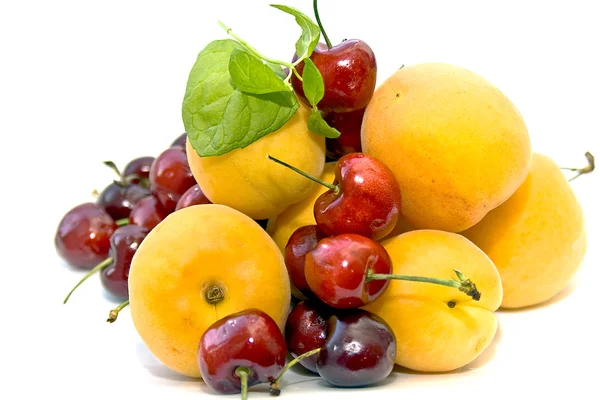 Свежие абрикосы и вишни — стоковое фото