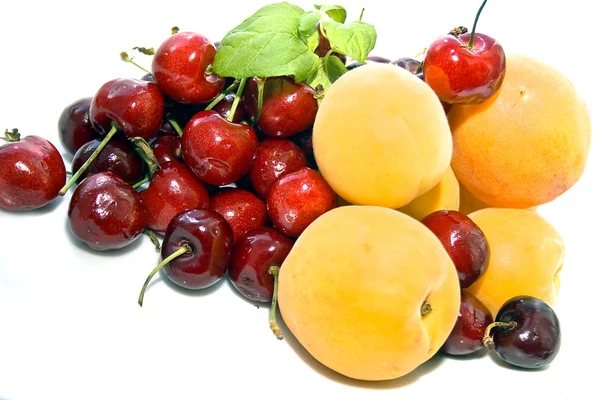 Albicocche fresche e ciliegie dolci — Foto Stock