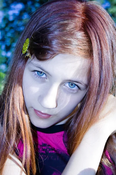 Retrato menina adolescente em um jardim rural — Fotografia de Stock