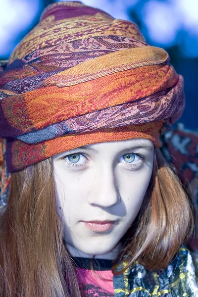 Pěkná mladá dívka v turbanu — Stock fotografie