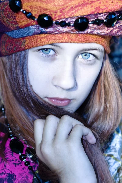 Trevlig ung tjej i en turban — Stockfoto
