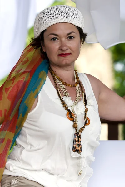 Roztomilá žena v bílém baretu — Stock fotografie