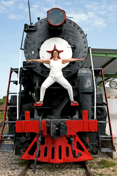 Весела жінка на старовинному локомотиві — стокове фото