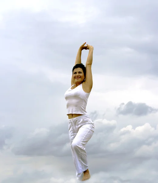 Aantrekkelijke vrouw gaat yoga — Stockfoto