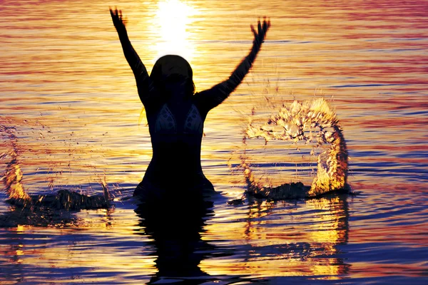 女人在水的火花 — 图库照片