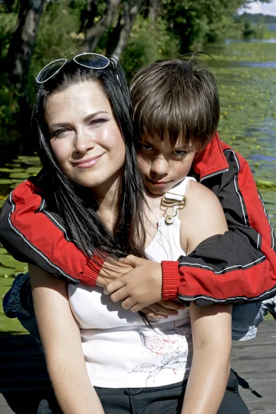 Porträtt av en glad mamma med sin son — Stockfoto