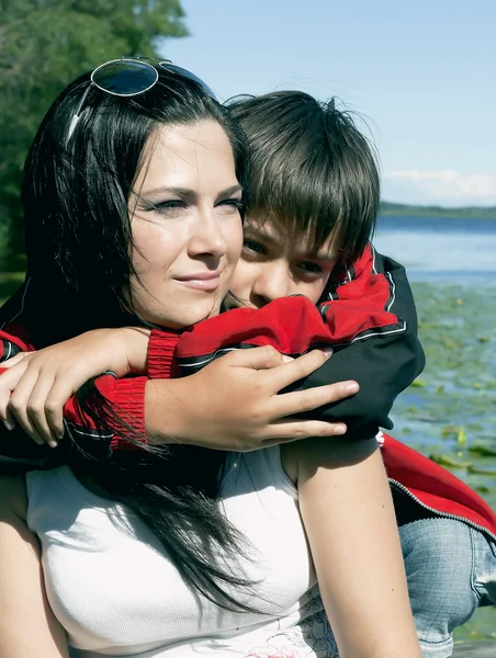 Porträt einer glücklichen Mutter mit ihrem Sohn — Stockfoto