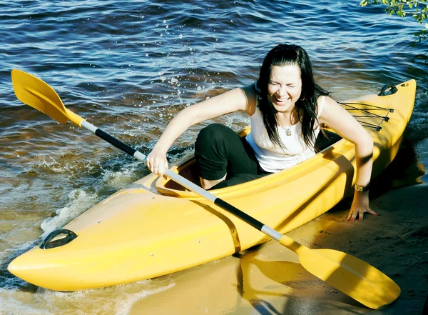 可爱的女孩在黄色的皮划艇 — 图库照片