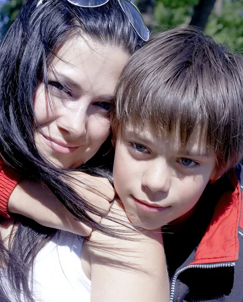 Retrato de una madre feliz con su hijo — Foto de Stock