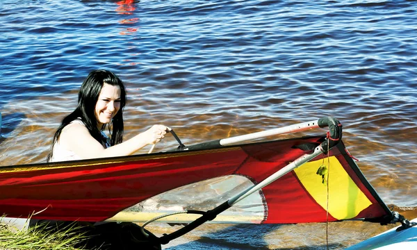 Smiling cute girl raises a sail — Stock Photo, Image