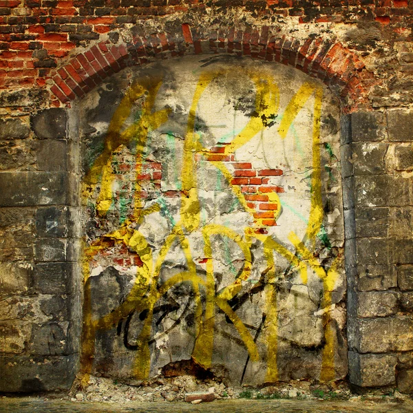 Колапс кам'яної стіни старого будинку з цегляною кладкою — стокове фото