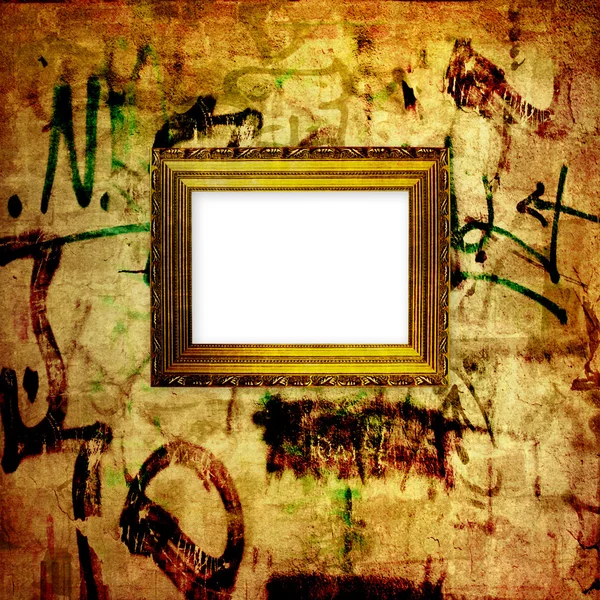 Деревянная рамка для изображения у стены с граффити — стоковое фото