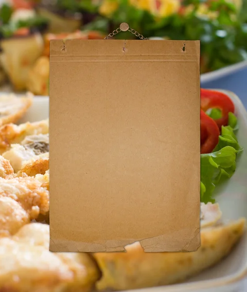 Vecchia carta alienata sul muro per un elenco di menu del ristorante — Foto Stock