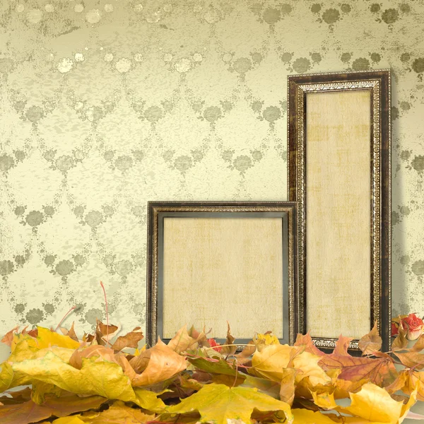 The fallen leaves on the floor and wooden picture frames — Stock Photo, Image