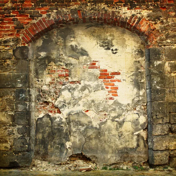 Collasso muro di pietra di una vecchia casa con muratura in mattoni — Foto Stock