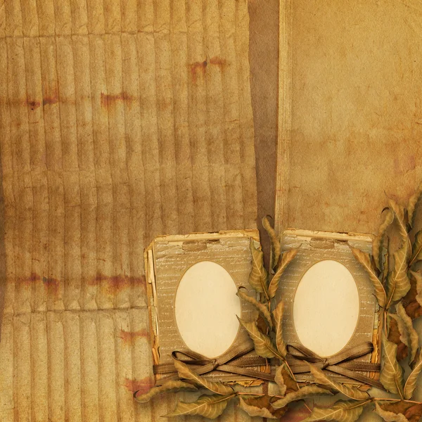 Стара паперова рамка з осіннім листям на гранжевому абстрактному ба — стокове фото