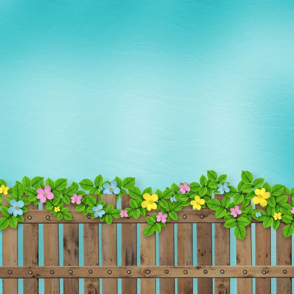 Дерев'яний паркан з квітковою гірляндою на абстрактному тлі — стокове фото