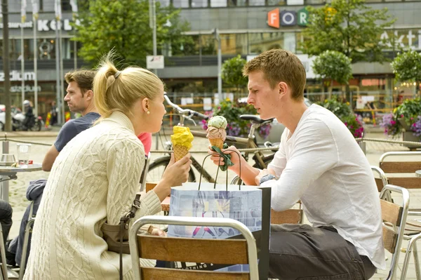 Utcai fagylaltozó-kávézóval — Stock Fotó