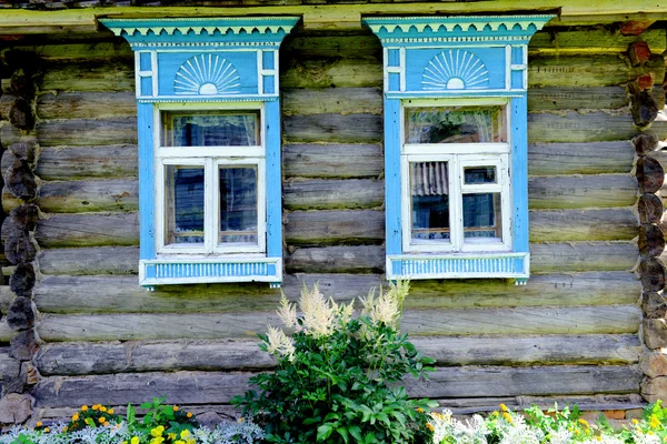 Ryska fönster huggna platband — Stockfoto