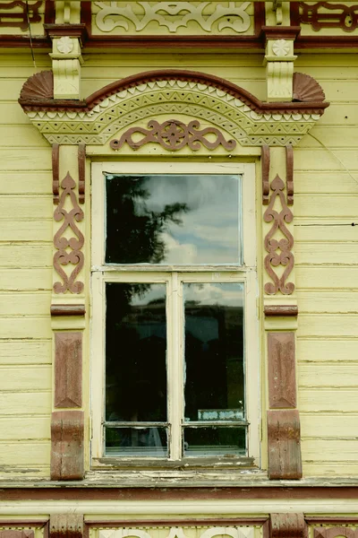 Rosyjski okno rzeźbione platband — Zdjęcie stockowe