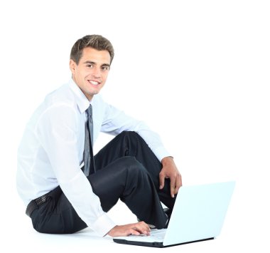 bir dizüstü bilgisayar kullanarak izole oturan genç iş adamı
