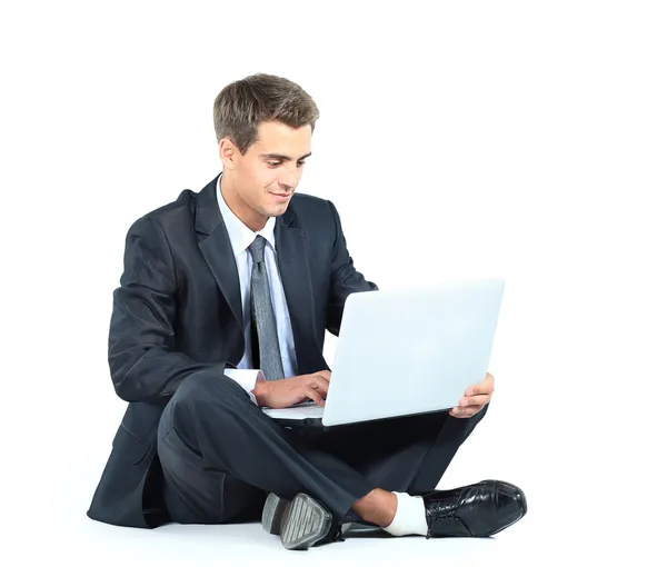 Απομονωμένη καθιστή νεαρή επιχειρηματίας χρησιμοποιώντας ένα φορητό υπολογιστή — Φωτογραφία Αρχείου