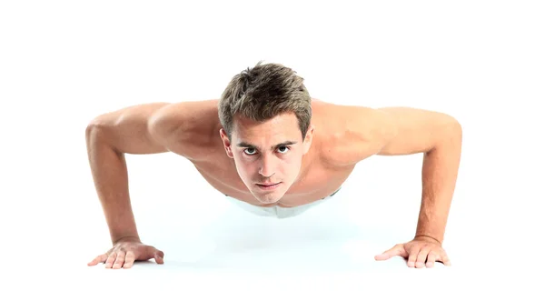 Młody człowiek robi ćwiczenia push up — Zdjęcie stockowe