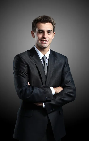 Ritratto di uomo d'affari di successo in piedi su sfondo nero — Foto Stock