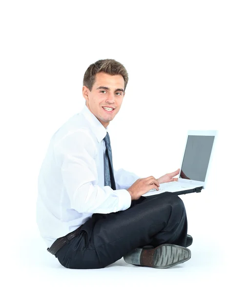 Jeune homme d'affaires assis isolé utilisant un ordinateur portable Photo De Stock