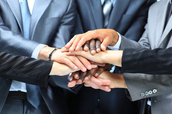 Closeup πορτρέτο της ομάδας των επιχειρήσεων με τα χέρια μαζί — Φωτογραφία Αρχείου