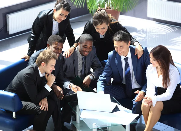 Glücklich arbeitendes Business-Team im modernen Büro — Stockfoto
