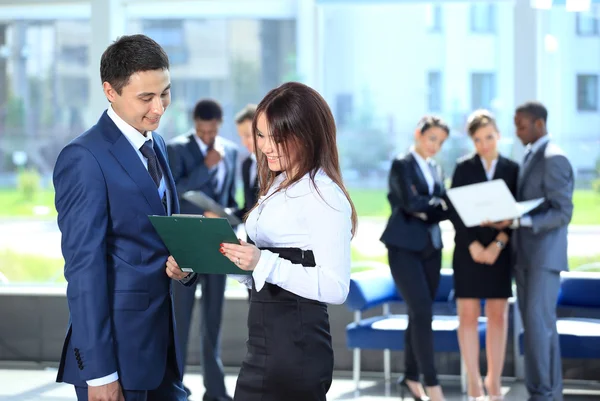 Mosolyogva női vezetője megbeszélése üzleti terv, a magabiztos kollégákkal — Stock Fotó
