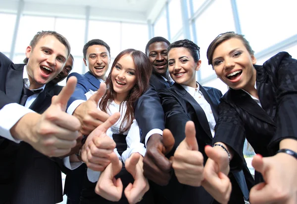 Equipe de negócios multi-étnica feliz com polegares no escritório — Fotografia de Stock