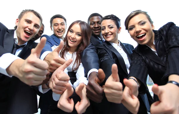 Glad multietniska verksamhet team med tummen upp på kontoret — Stockfoto