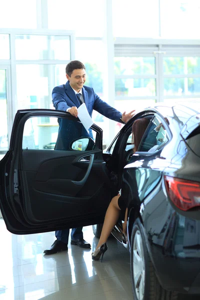 Mujer comprando un coche nuevo — Foto de Stock