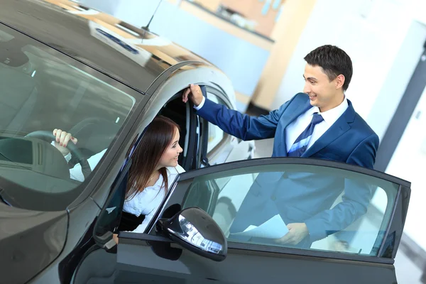 Woman buying a new car — Stock Photo, Image