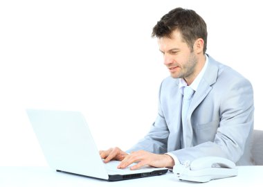 dizüstü bilgisayar ile kendine güvenen genç iş adamı portresi
