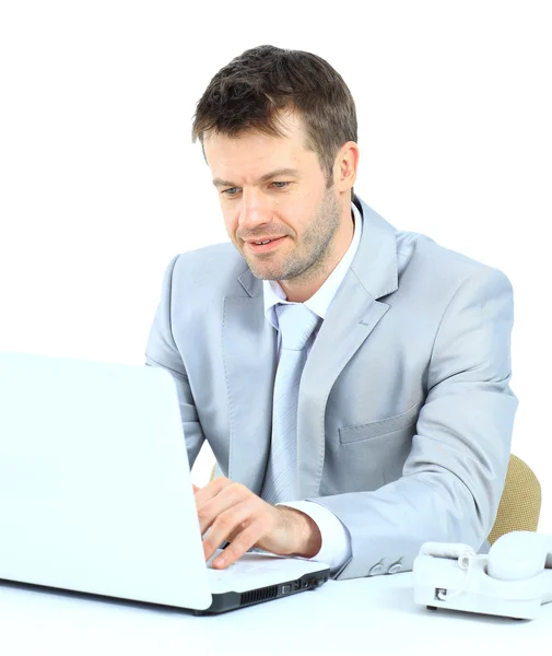 Retrato de jovem homem de negócios confiante com laptop — Fotografia de Stock