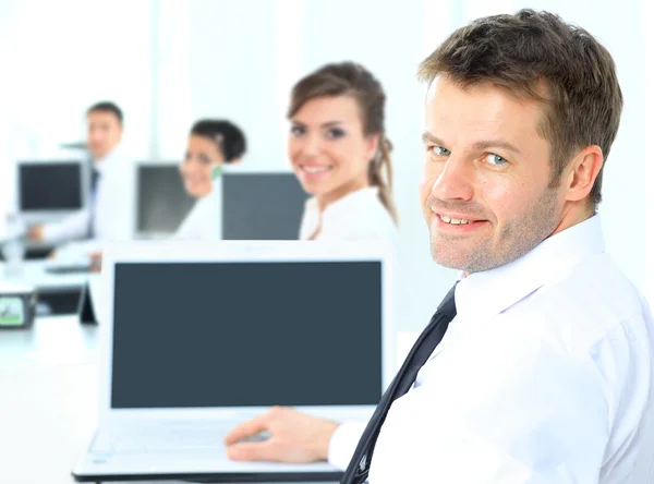 사무실에서 컴퓨터 휴대용 퍼스널 컴퓨터를 표시 하는 행복 한 사람이 기업가의 초상화 — 스톡 사진